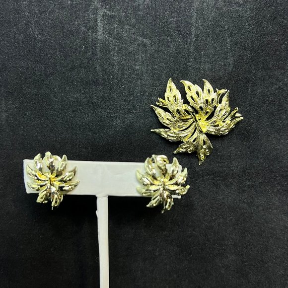 Unbranded Jewelry - Vintage Gold Tone Leaf Clip On Earrings And Brooch Set (3548)